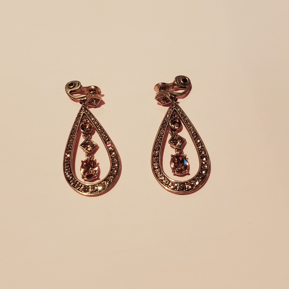 Signed Monet Vintage clip on Earrings! - Picture 11 of 11